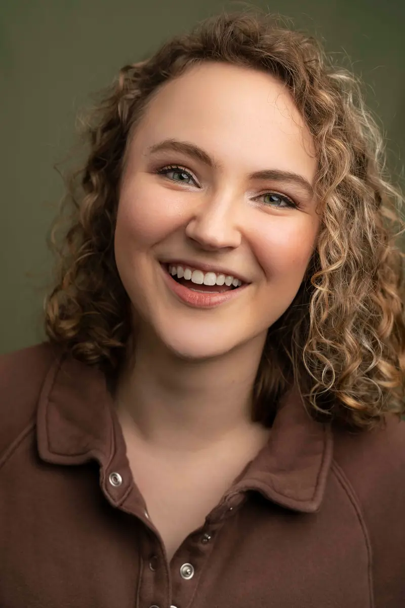 Headshot of Rebecca Gelzer